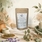 Sachet kraft de l’infusion de plantes bio Équilibre naturel Teastral, posé sur un lin beige avec eucalyptus, lavande et coupelle de plantes séchées