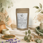 Sachet kraft de l’infusion de plantes bio Esprit libre Teastral, posé sur un lin beige avec eucalyptus, lavande et coupelle de plantes séchées