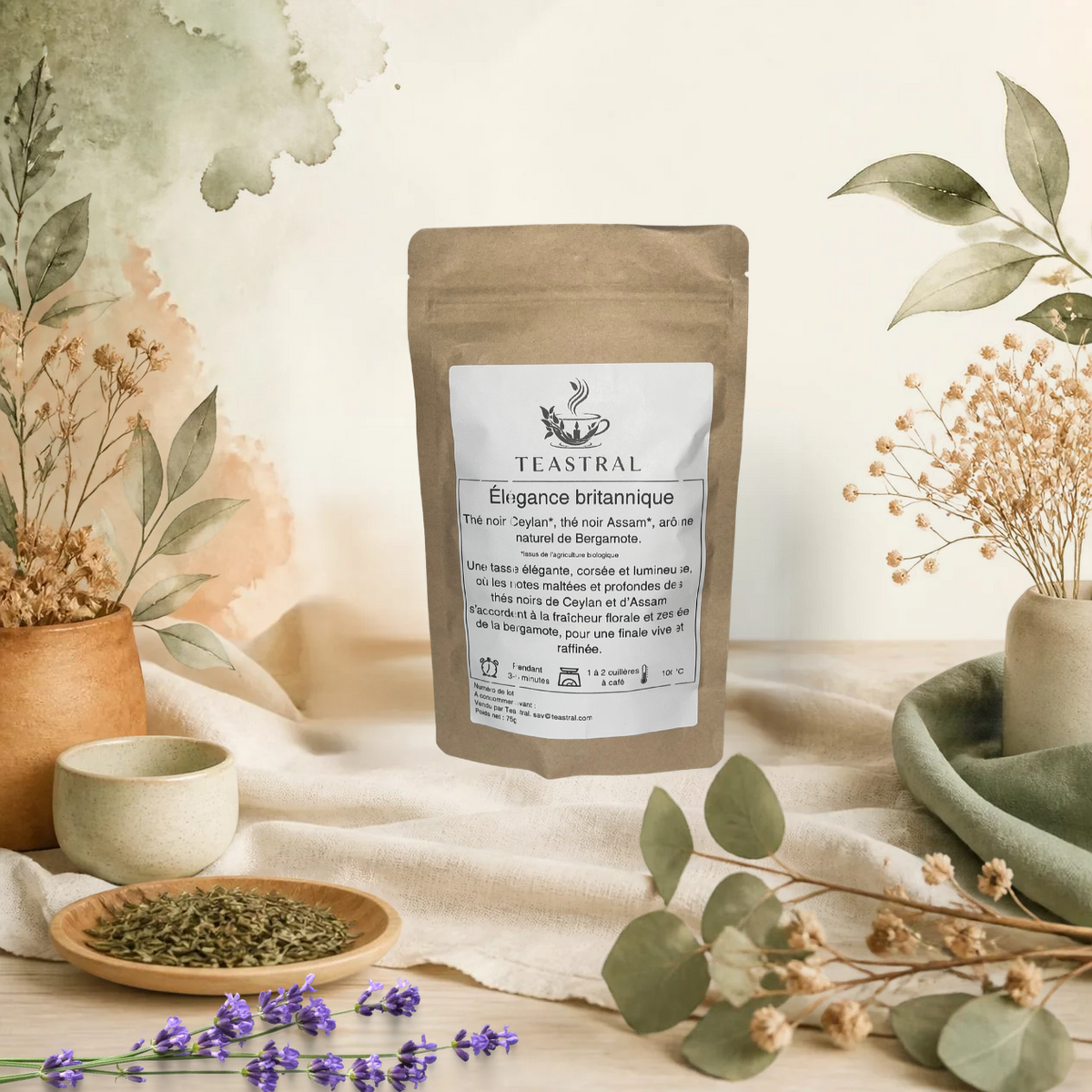 Sachet kraft du thé noir bio Élégance britannique Teastral, posé sur un lin beige avec eucalyptus, lavande et coupelle de plantes séchées
