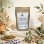 Sachet kraft du thé vert Sencha bio Force intérieure Teastral, posé sur un lin beige avec eucalyptus, lavande et coupelle de plantes séchées